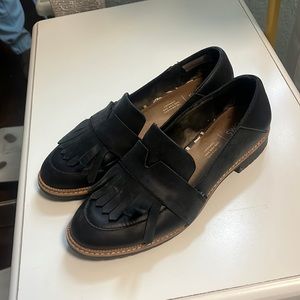 Tom’s black loafer